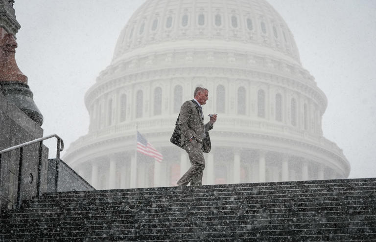 When is snow supposed to start in DC, MD, VA? How much snow expected