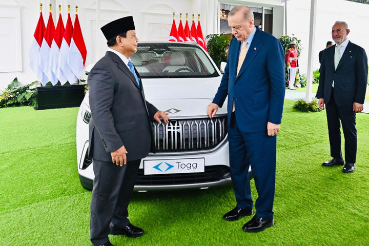 Presiden Turki Recep Tayyip Erdogan menghadiahi Presiden Prabowo Subianto Mobil Listrik Togg T10X di Istana Bogor, Jawa Barat, Rabu (12/2/2025). Foto: Laily Rachev/Biro Pers Sekretariat Presiden