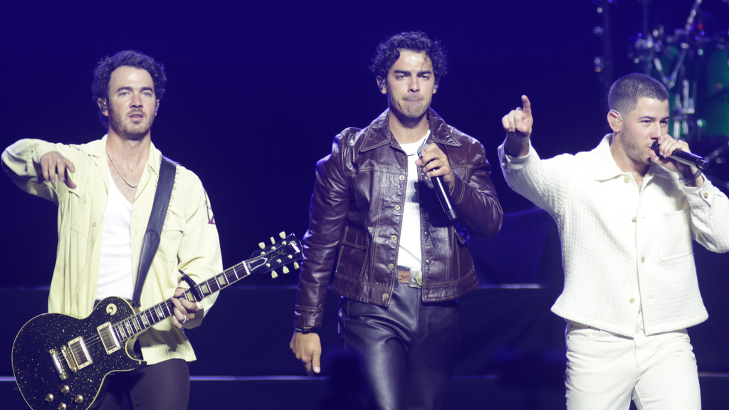 Jonas Brothers tease 'year of music' in appreciation note to fans
