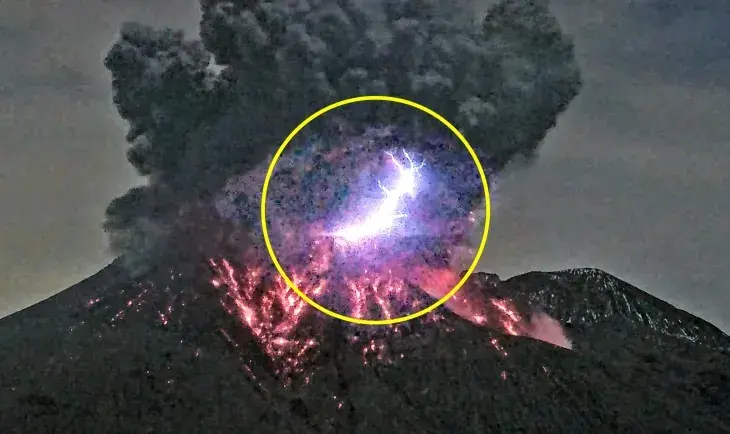 鹿児島県・桜島が噴火し神秘的な「火山雷」が閃光、溶岩と火山煙