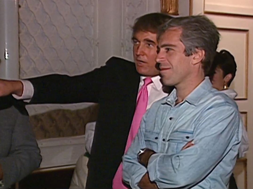Donald Trump y Jeffrey Epstein vistos en una fiesta en noviembre de 1992. Trump ha negado cualquier relación con Epstein y sus abusos (NBC News)