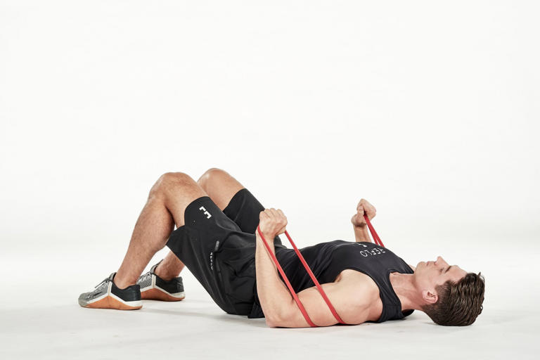 Complete guide to a full body workout with resistance bands: 19 of the ...