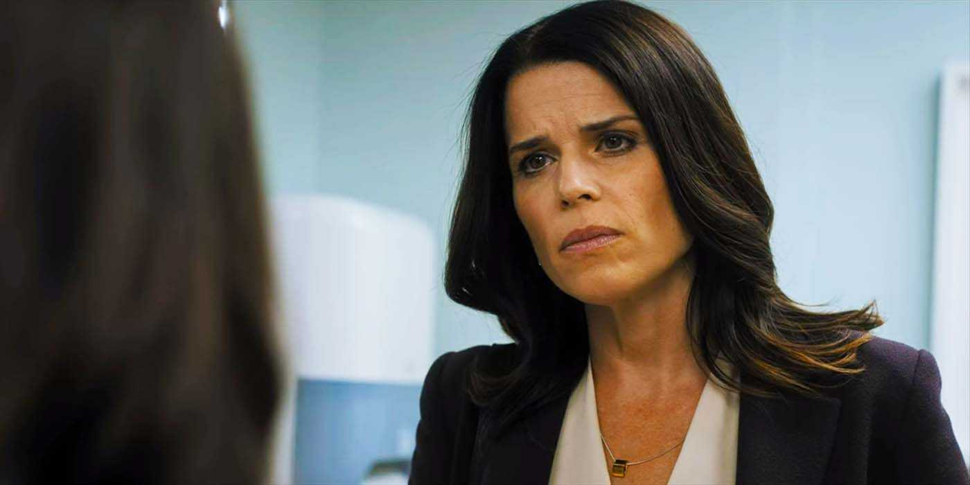 Maggie McPherson on The Lincoln Lawyer talking to a woman at the office.
