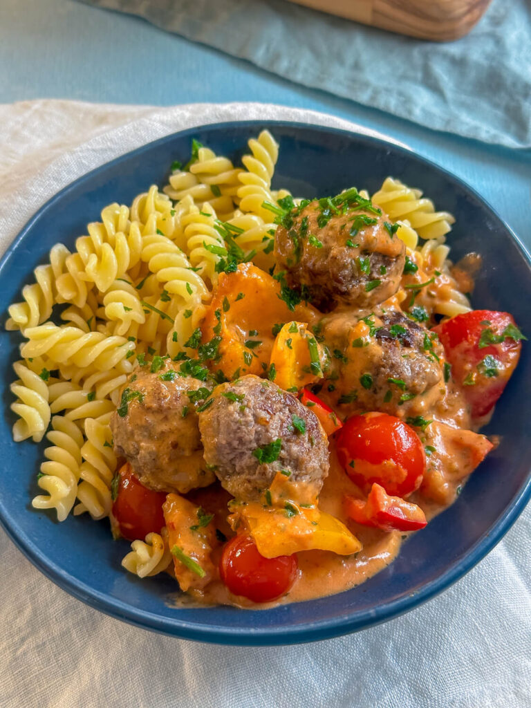 Hackbällchen in Tomaten-Sahne-Soße – einfach, schnell &amp; lecker