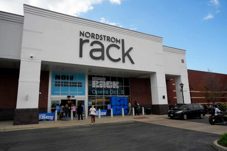 Nordstrom Rack's premium $45 Hydro Flask water bottle is only $17