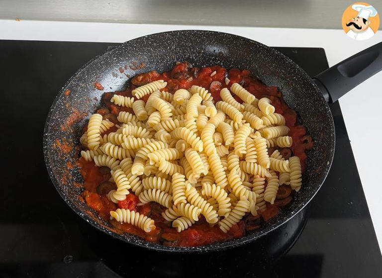 Passo 5 - Macarrão ao molho de azeitona: econômico, saboroso e fácil de preparar!