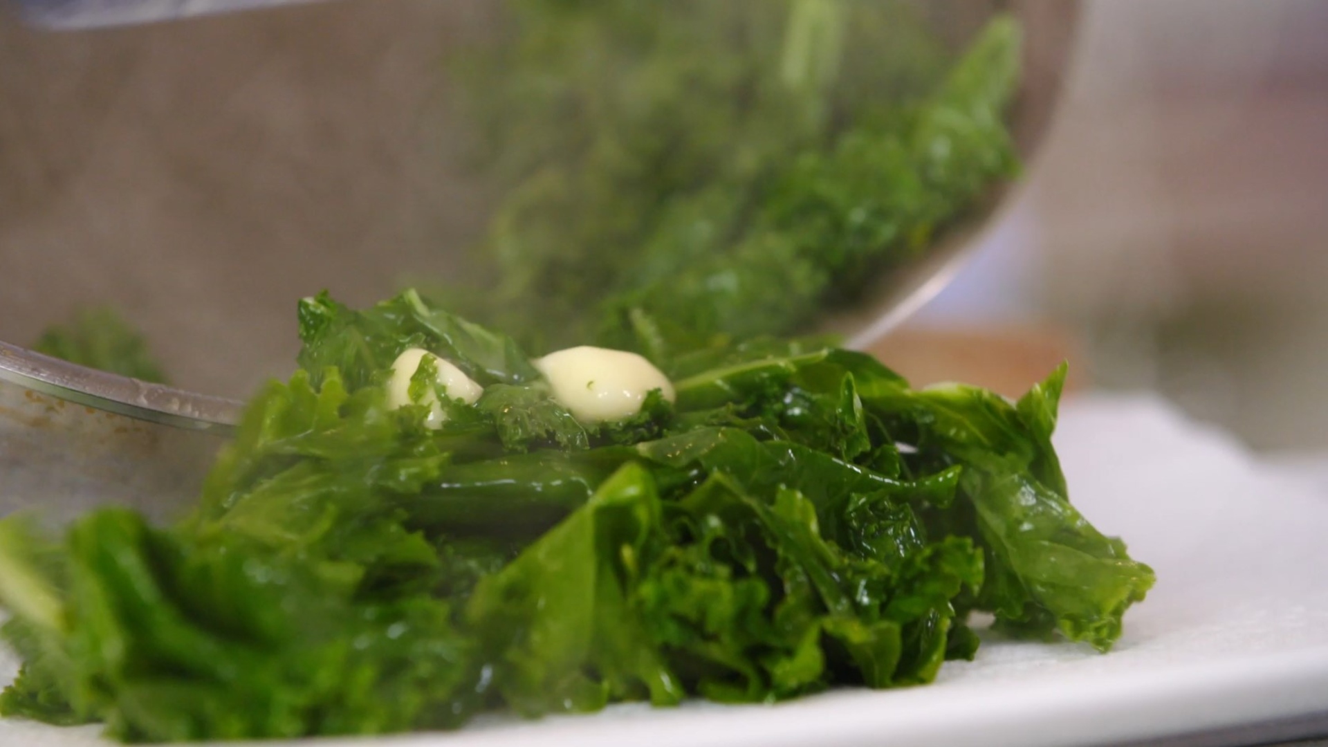 Schnell und knusprig gebratener Grünkohl mit einem Geschmacksboost