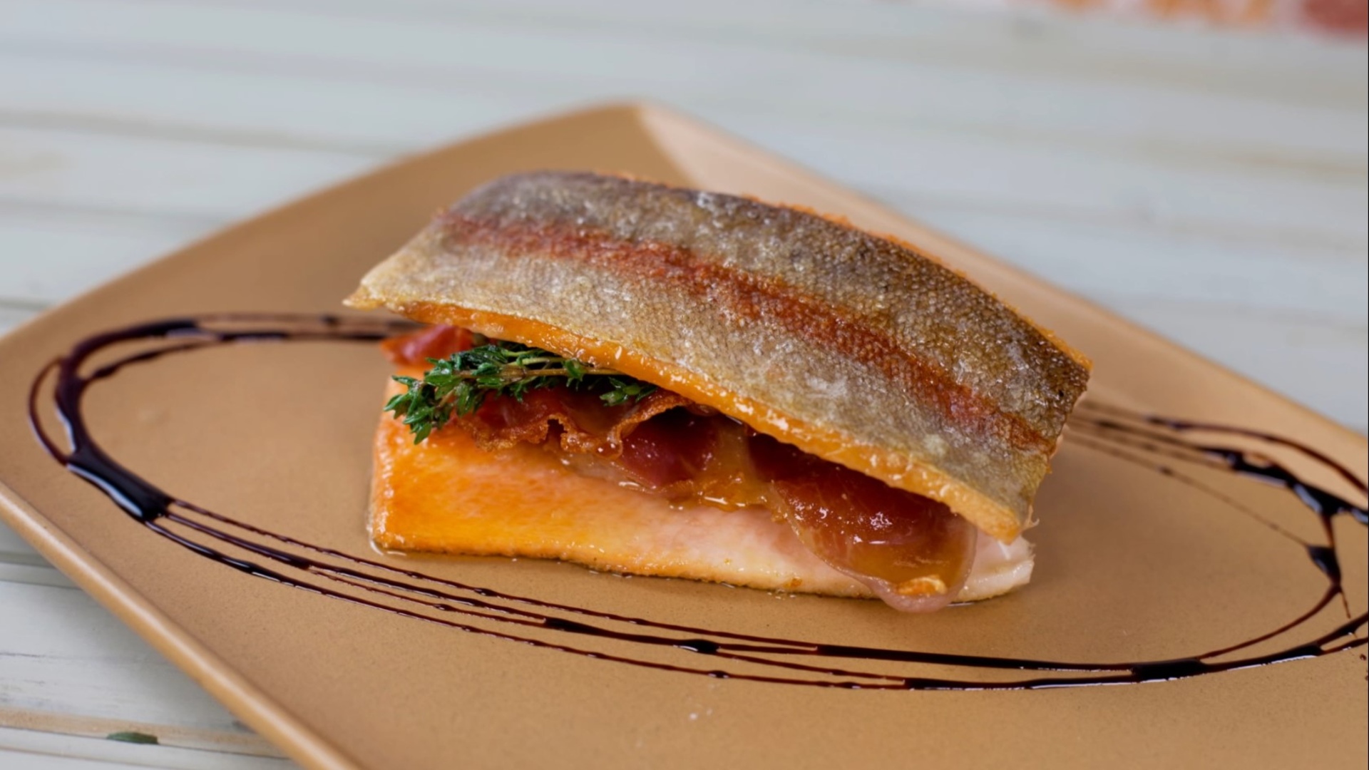 Prosciutto gefüllte Forelle, eine elegante Meeresfrüchte-Kreation