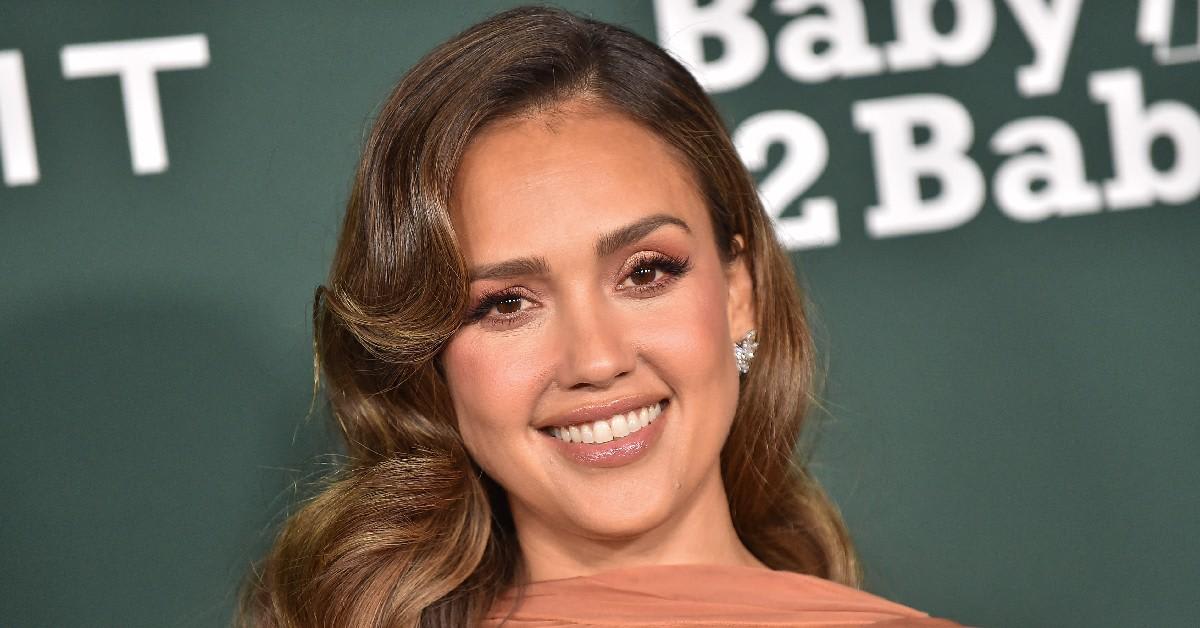 Jessica Alba Stuns as She Ditches Her Wedding Ring at FireAid Concert