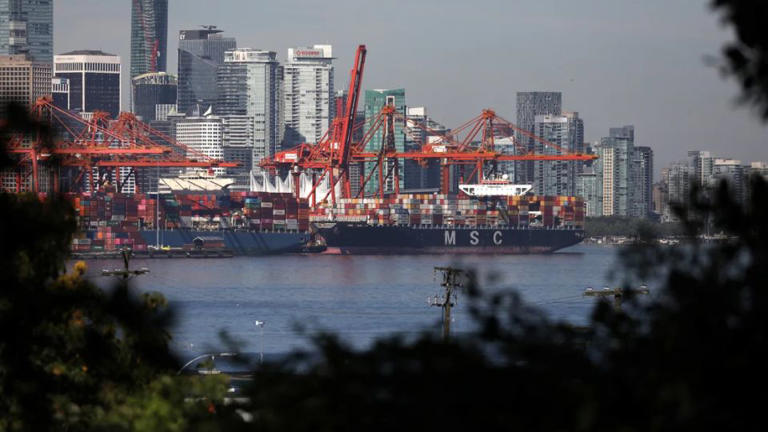 Los portacontenedores atracan en el puerto de Vancouver en julio de 2023. - Chris Helgren/Reuters