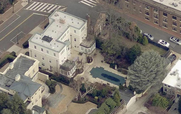 Rfk Jr. & Cheryl Hines: The Untold Truth Behind Their $4.4 Million Dc Mansion - yi93j6z