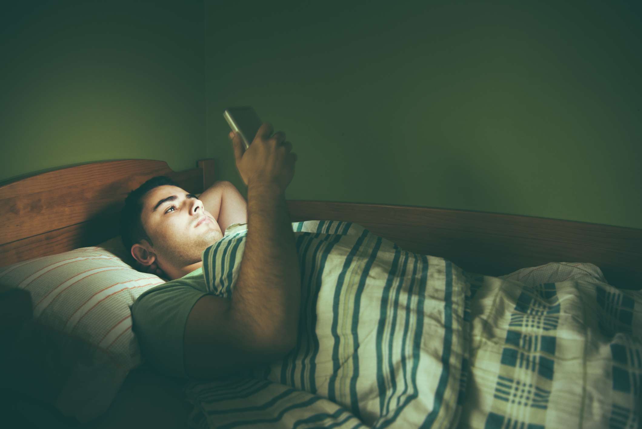 Why you should stop sleeping with your cell phone (and how to do it)