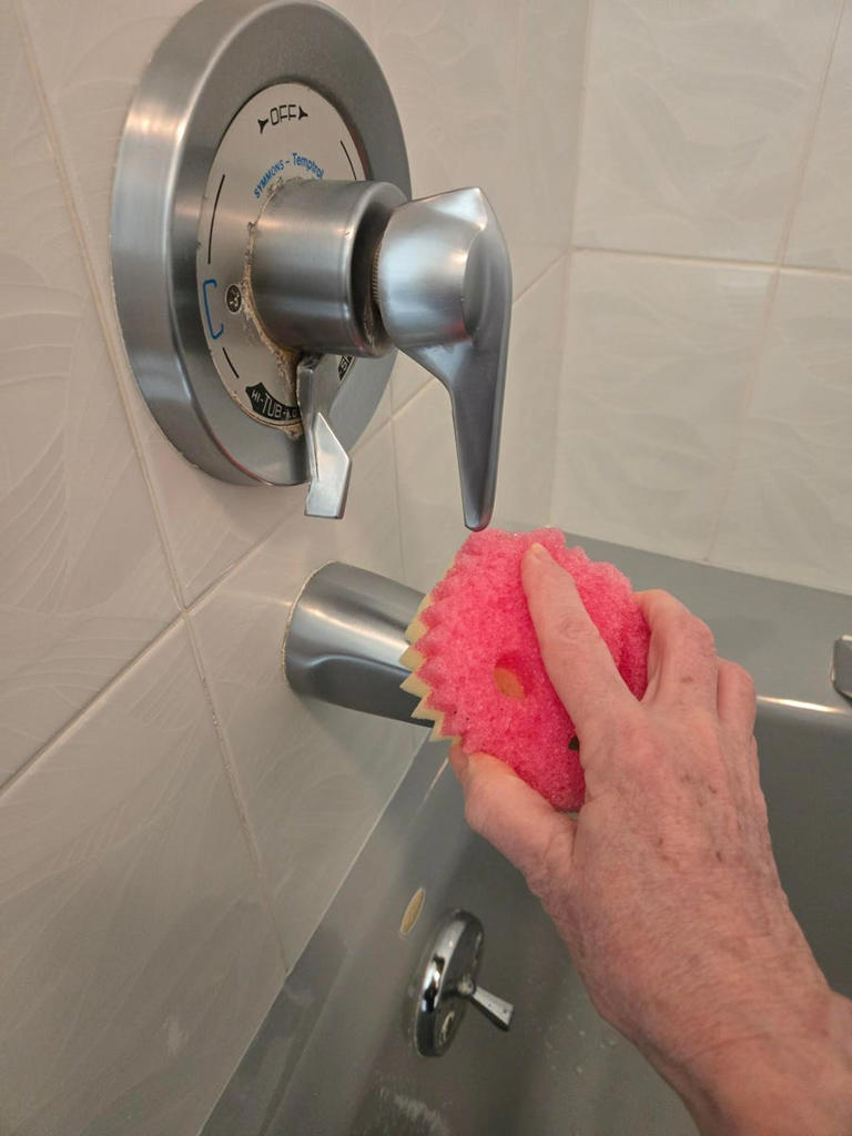 Scrub Daddy vs. Scrub Mommy: Which sponge is better?