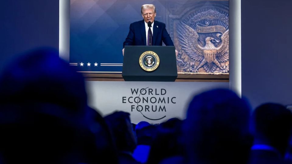 El presidente de Estados Unidos, Donald Trump, aparece en una pantalla gigante durante su discurso por videoconferencia en la reunión anual del Foro Económico Mundial en Davos el 23 de enero. - Fabrice Coffrini/AFP/Getty Images