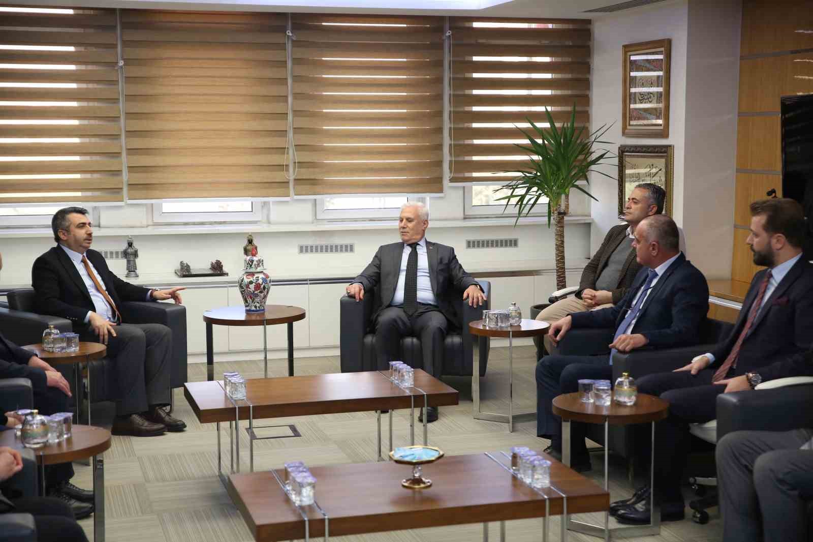 BURSA BÜYÜKŞEHİR BELEDİYE BAŞKANI MUSTAFA BOZBEY, YILDIRIM’IN SORUNLARINI ÇOK İYİ BİLDİKLERİNİ, BÖLGEDEKİ HIZLI GELİŞİMİN İYİ VE KÖTÜ TARAFLARINI GÖRDÜKLERİNİ BELİRTEREK, "BURASI DEPREM OLDUĞUNDA FAZLACA HASAR GÖREBİLECEK BİR BÖLGEDİR. O YÜZDEN BİR AN ÖNCE KENTSEL DÖNÜŞÜME TABİ TUTULARAK BÜYÜK BÖLGELER HALİNDE PLANLANIP YAPILARIN DİRENÇLİ HALE GETİRİLMESİ GEREKİYOR" DEDİ.