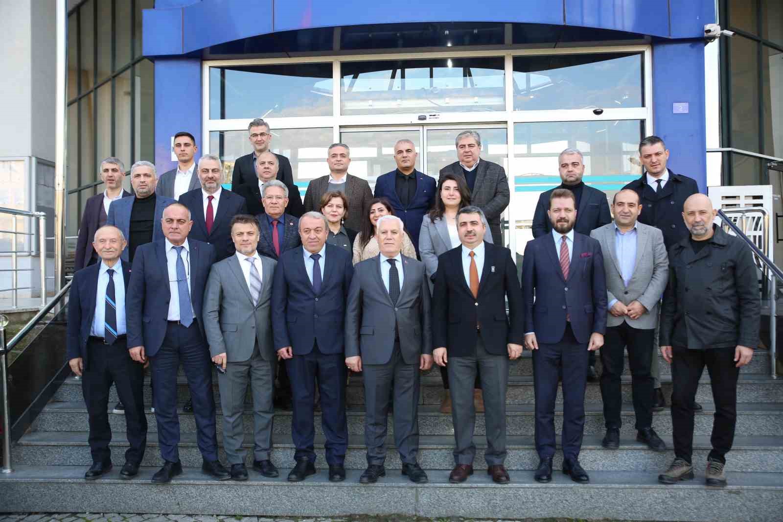 BURSA BÜYÜKŞEHİR BELEDİYE BAŞKANI MUSTAFA BOZBEY, YILDIRIM’IN SORUNLARINI ÇOK İYİ BİLDİKLERİNİ, BÖLGEDEKİ HIZLI GELİŞİMİN İYİ VE KÖTÜ TARAFLARINI GÖRDÜKLERİNİ BELİRTEREK, "BURASI DEPREM OLDUĞUNDA FAZLACA HASAR GÖREBİLECEK BİR BÖLGEDİR. O YÜZDEN BİR AN ÖNCE KENTSEL DÖNÜŞÜME TABİ TUTULARAK BÜYÜK BÖLGELER HALİNDE PLANLANIP YAPILARIN DİRENÇLİ HALE GETİRİLMESİ GEREKİYOR" DEDİ.