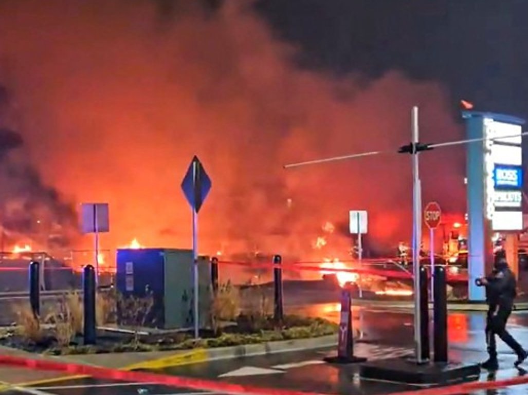 Flugzeug stürzt mitten in Philadelphia ab