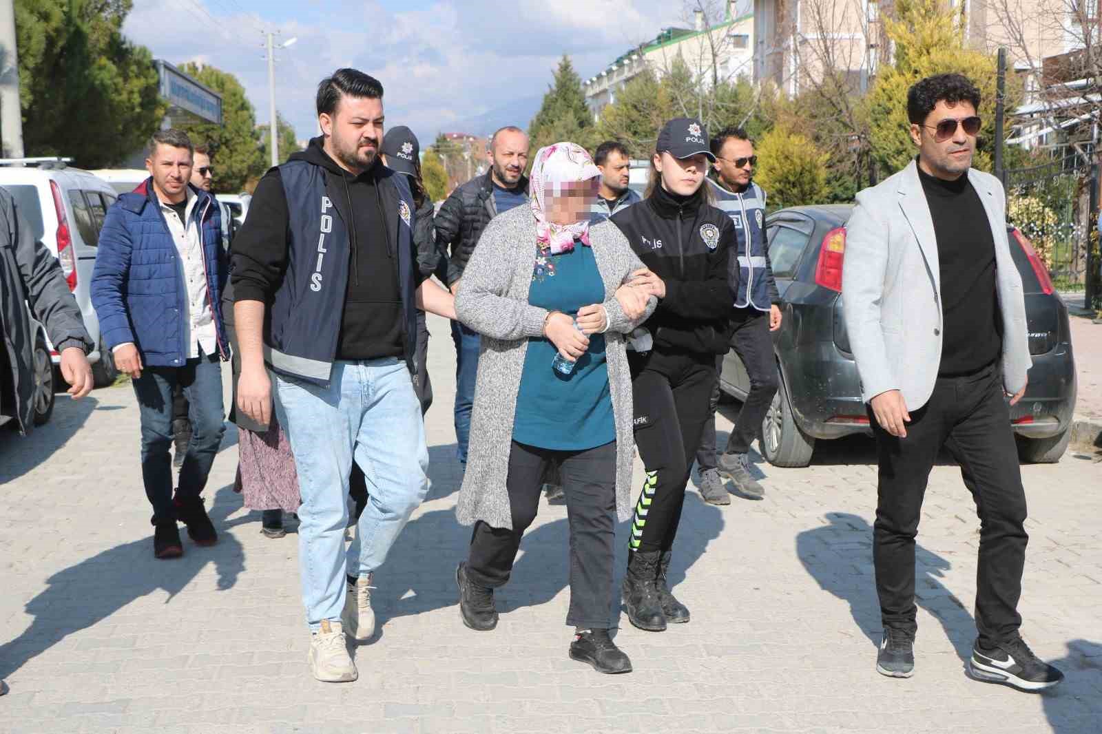 EVLERİNE ÇAĞIRDIKLARI KADINI ÖLDÜRDÜKLERİNİ VE ÇUVALIN İÇERİSİNDE ARKA BAHÇEYE BIRAKTIKTAN SONRA EVDE DETAYLI TEMİZLİK YAPTIKLARINI İTİRAF EDEN 2 ŞÜPHELİ KADIN ADLİ İŞLEMLERİNİN ARDINDAN TUTULANDI.