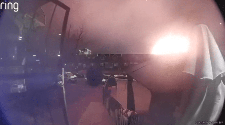 VIDEO Doorbell camera captures fiery plane crash in Philadelphia(02)