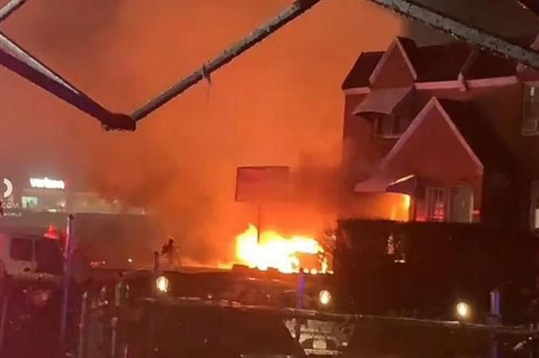 Horror Philadelphia plane crash footage shows jet hit homes 'like a(02)