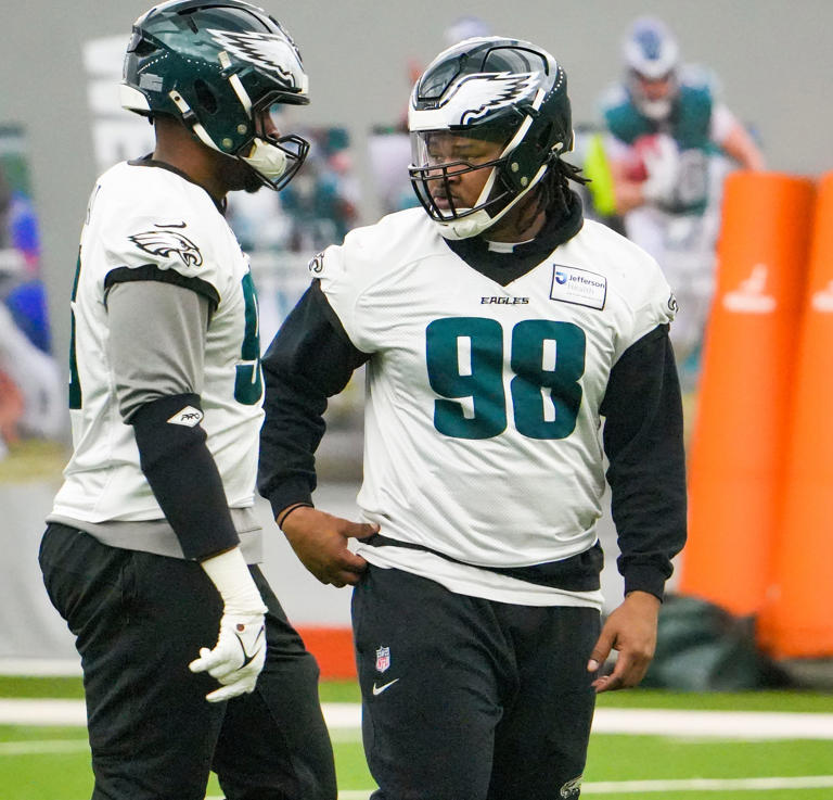 that-s-one-tragic-loogie-see-social-media-reactions-to-eagles-jalen