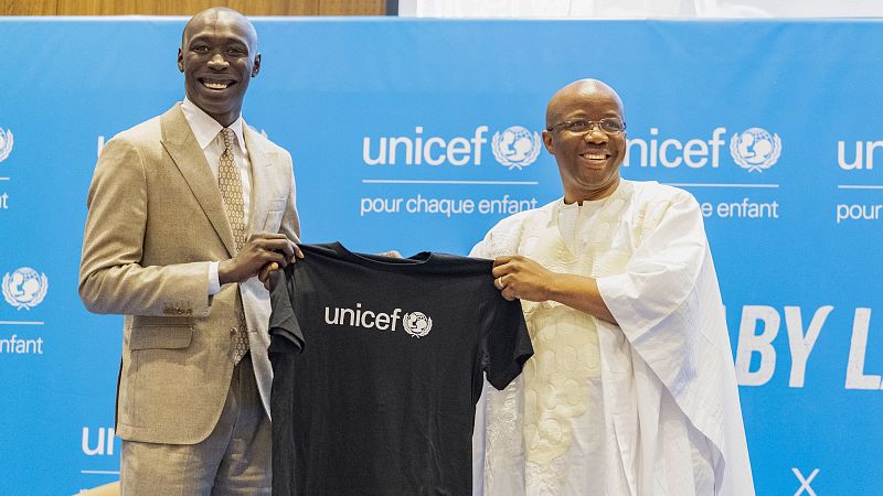 La star de TikTok Khaby Lame et le directeur régional de l'UNICEF pour l'Afrique de l'Ouest et du Centre, Gilles Fagninou, 31 janvier 2025 à Dakar, Sénégal.