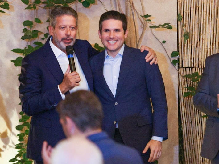 O agora ex-presidente da Câmara, Arthur Lira, e o novo, Hugo Motta, às vésperas da eleição, em São Paulo Foto: Daniel Teixeira/Estadão