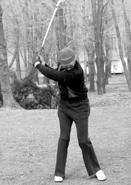 Vestido para o clima frio, Jack Weber pratica sua tacada de golfe em seu quintal na década de 1970. Foto: Courtesy of the Weber family/The Washington Post