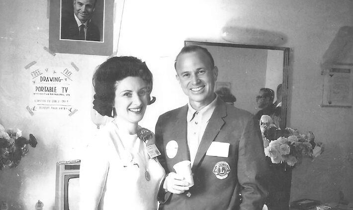 Betty e Jack Weber comemoram o início do mandato de Jack como governador de distrito da seção de Nova York do Lions Clubs International, um clube de serviço voluntário, em 1969. Foto: LCI/Courtesy of the Weber family/The Washington Post