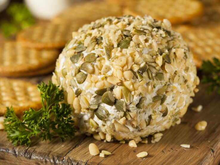 Frischkäse-Kugeln mit gerösteten Pinienkernen: Fingerfood!