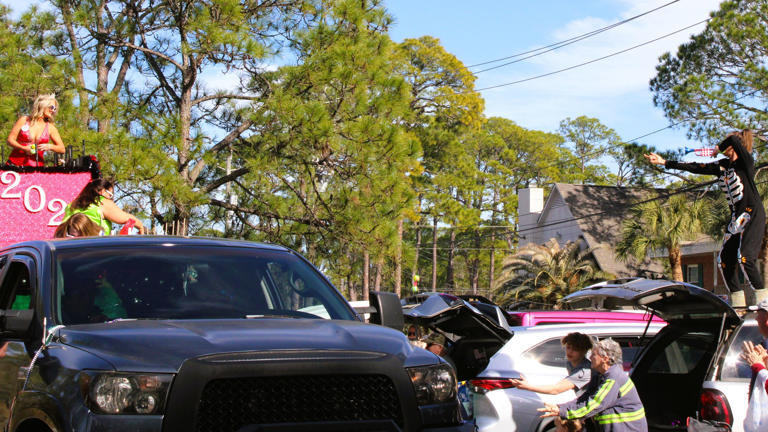 Mardi Gras season 2025 begins in Alabama Scenes from parade on Dauphin