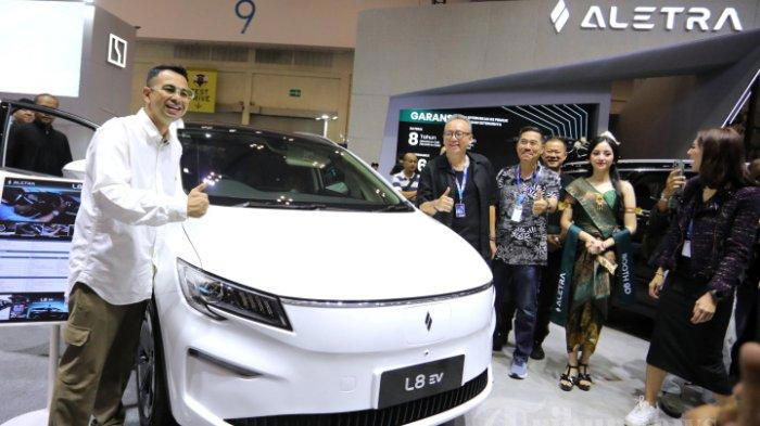 RAFFI AHMAD - Chairman & Founder ALETRA Megusdyan Susanto bersama CEO ALETRA Andre Jodjana dan tokoh publik Raffi Ahmad saat mengunjungi booth ALETRA di pameran otomotif GAIKINDO Jakarta Auto Week di ICE BSD, Tangerang, Banten, Rabu (27/11/2024). Raffi Ahmad sebagai Utusan Khusus Presiden telah melaporkan LHKPN.