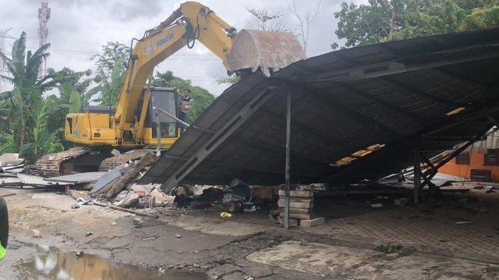 ROBOHKAN RUMAH --- Menggunakan alat berat backhoe, pihak PN Cikarang melakukan eksekusi rumah warga di Perumahan Bekasi Timur Permai RW 12, Desa Setia Mekar, Kecamatan Tambun Selatan, Kamis (30/1/2025).