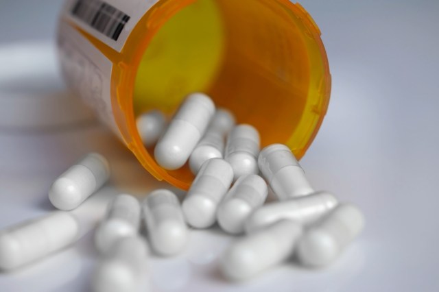 Traveler demonstrates how old medicine bottles can protect your luggage: 'I do the same thing'