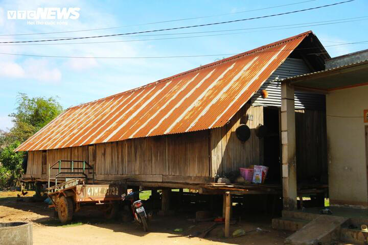 Được bao bọc bởi hồ Lắk, buôn M’Liêng (xã Đắk Liêng, huyện Lắk, tỉnh Đắk Lắk) là một trong những buôn làng hiếm hoi lưu giữ được nét hoang sơ, giá trị văn hoá vùng đất Tây Nguyên.