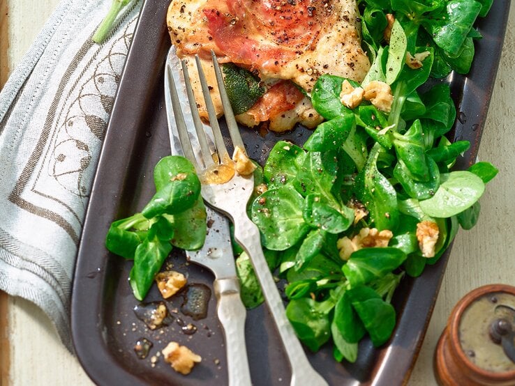 Hähnchenbrustfilet mit Parmaschinken auf Salat: Low-Carb genießen