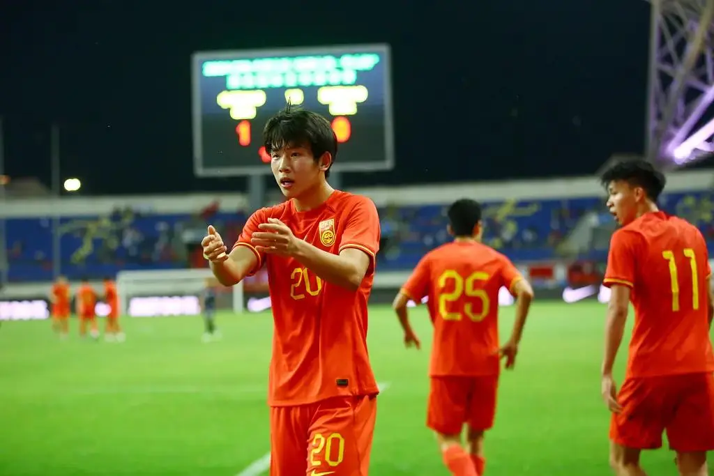 92分钟绝平，2-2！中国队爆发3分钟2球，亚洲第1被迫点球=7-6绝杀