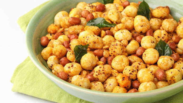 5 Reasons To Eat Handful Of Makhanas Everyday For Good Health