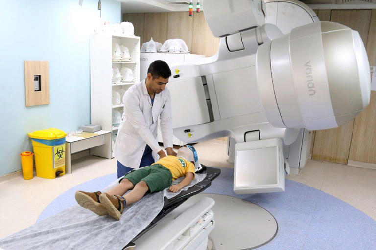A radioterapia convencional envolve a exposição de tecidos cancerígenos à radiação, geralmente raios X, durante pelo menos vários minutos