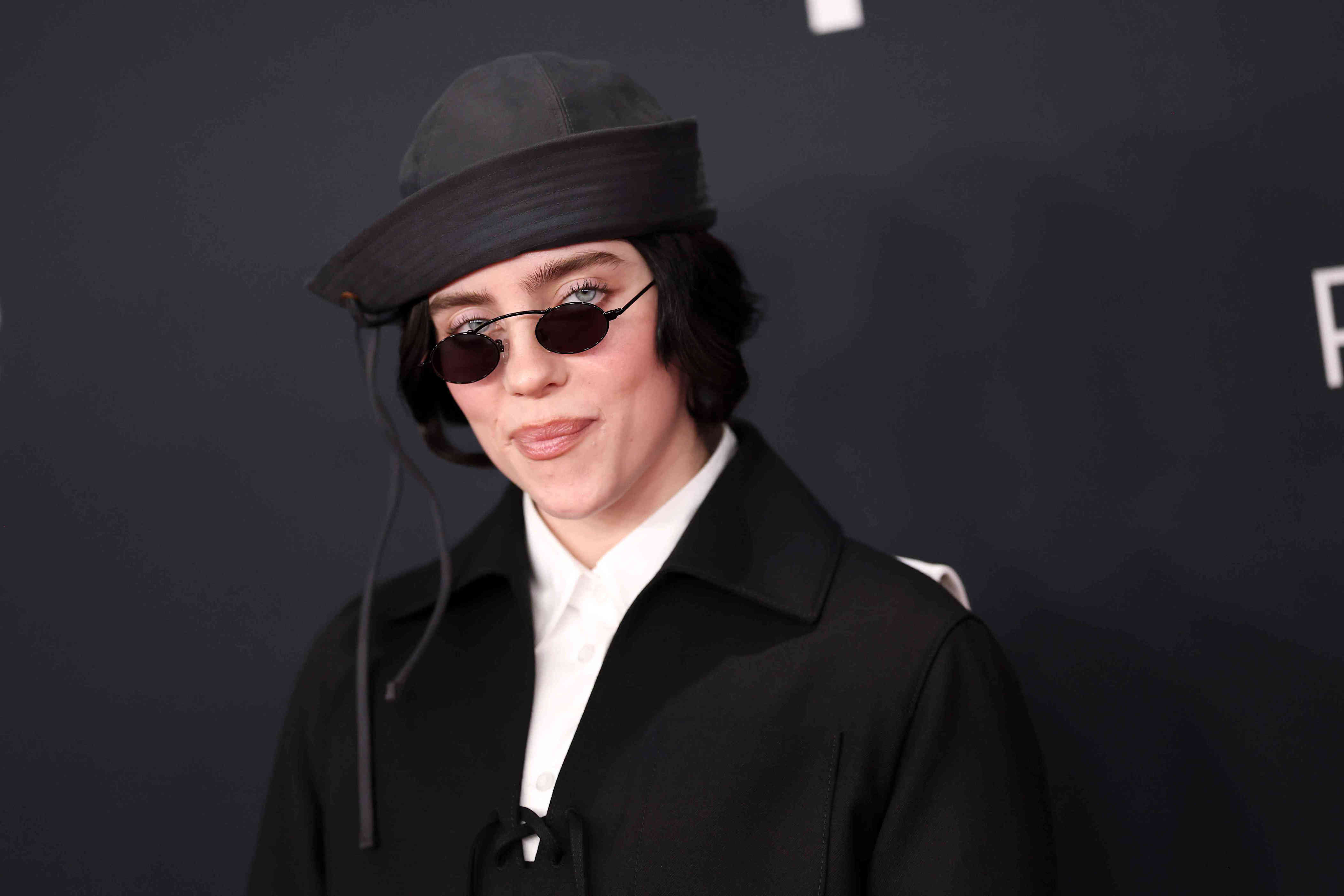 ミュージシャン Billie Eilish 2025 Blk Photo Dateback T Billie Eilish Went Full Fisherman Aesthetic at the 2025 Grammy Awards