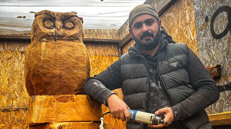 Ankarada heykeltıraş kuruyan ağaçları sanat eserine çeviriyor