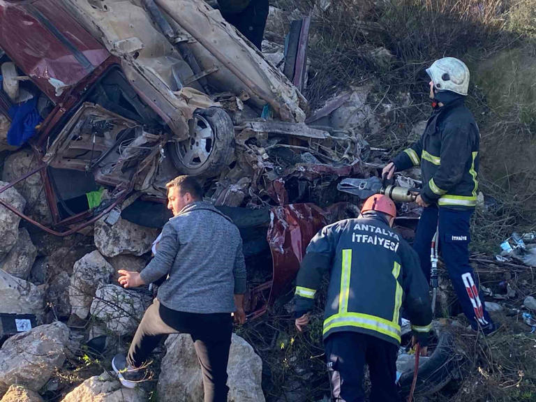 ANTALYA'NIN AKSU İLÇESİNDE SÜRÜCÜSÜNÜN KONTROLÜNDEN ÇIKAN TOFAŞ MARKA OTOMOBİL İSTİNAT DUVARINA ÇARPTI. KAZADA HURDALIĞA DÖNEN ARAÇTAKİ 19 YAŞINDAKİ GENÇ SÜRÜCÜ, SIKIŞTIĞI YERDEN İTFAİYE KİPLERİNCE AĞIR YARALI OLARAK ÇIKARTILDI.