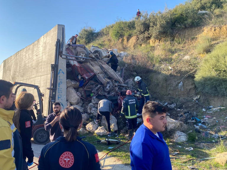 ANTALYA'NIN AKSU İLÇESİNDE SÜRÜCÜSÜNÜN KONTROLÜNDEN ÇIKAN TOFAŞ MARKA OTOMOBİL İSTİNAT DUVARINA ÇARPTI. KAZADA HURDALIĞA DÖNEN ARAÇTAKİ 19 YAŞINDAKİ GENÇ SÜRÜCÜ, SIKIŞTIĞI YERDEN İTFAİYE KİPLERİNCE AĞIR YARALI OLARAK ÇIKARTILDI.