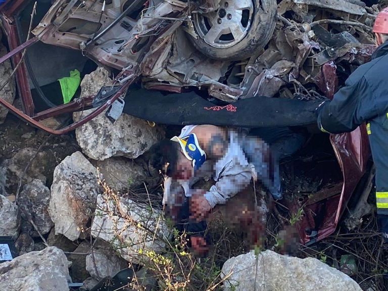 ANTALYA'NIN AKSU İLÇESİNDE SÜRÜCÜSÜNÜN KONTROLÜNDEN ÇIKAN TOFAŞ MARKA OTOMOBİL İSTİNAT DUVARINA ÇARPTI. KAZADA HURDALIĞA DÖNEN ARAÇTAKİ 19 YAŞINDAKİ GENÇ SÜRÜCÜ, SIKIŞTIĞI YERDEN İTFAİYE KİPLERİNCE AĞIR YARALI OLARAK ÇIKARTILDI.