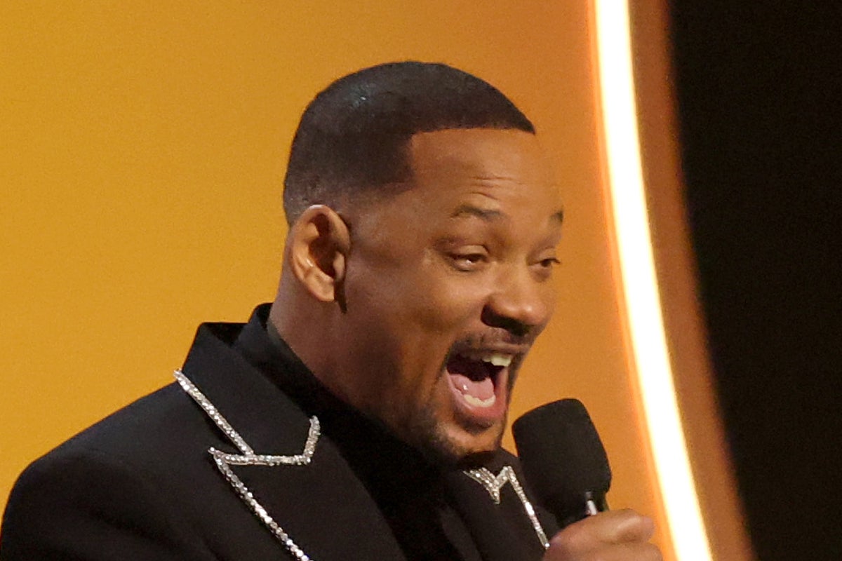 Will Smith draws mixed response at first awards show appearance since(02)