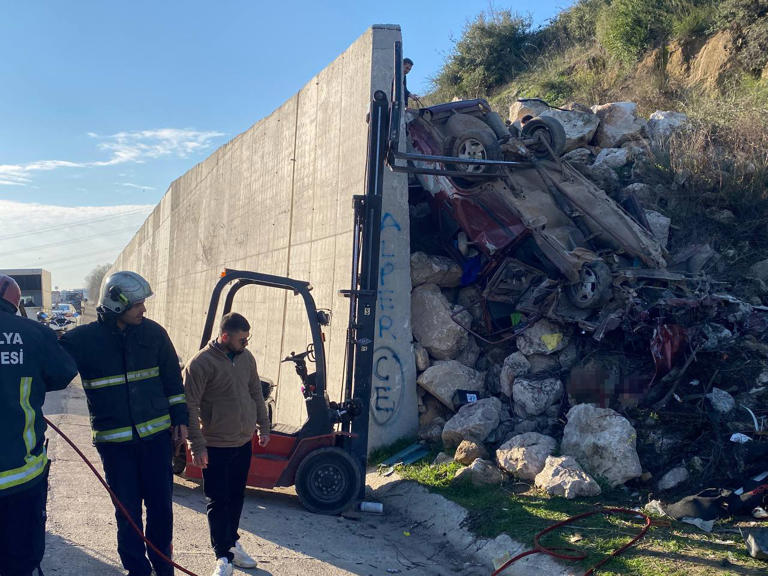 ANTALYA'NIN AKSU İLÇESİNDE SÜRÜCÜSÜNÜN KONTROLÜNDEN ÇIKAN TOFAŞ MARKA OTOMOBİL İSTİNAT DUVARINA ÇARPTI. KAZADA HURDALIĞA DÖNEN ARAÇTAKİ 19 YAŞINDAKİ GENÇ SÜRÜCÜ, SIKIŞTIĞI YERDEN İTFAİYE KİPLERİNCE AĞIR YARALI OLARAK ÇIKARTILDI.