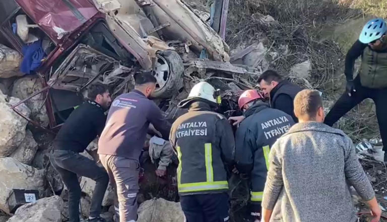 ANTALYA'NIN AKSU İLÇESİNDE SÜRÜCÜSÜNÜN KONTROLÜNDEN ÇIKAN TOFAŞ MARKA OTOMOBİL İSTİNAT DUVARINA ÇARPTI. KAZADA HURDALIĞA DÖNEN ARAÇTAKİ 19 YAŞINDAKİ GENÇ SÜRÜCÜ, SIKIŞTIĞI YERDEN İTFAİYE KİPLERİNCE AĞIR YARALI OLARAK ÇIKARTILDI.