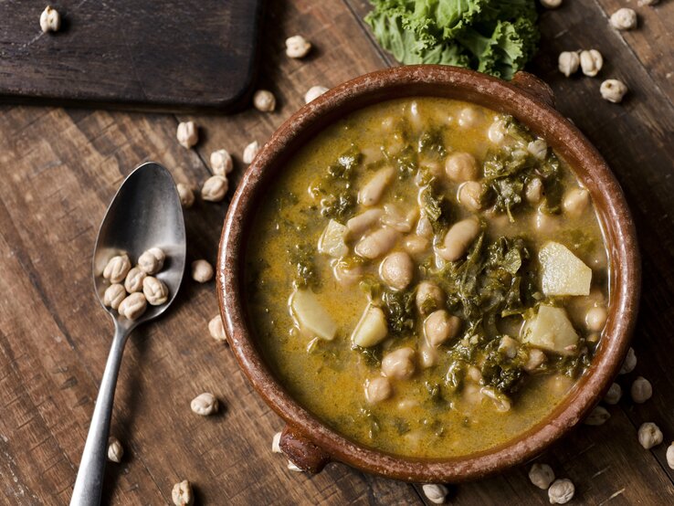 Veganer Grünkohl-Eintopf mit Kartoffeln und Kichererbsen