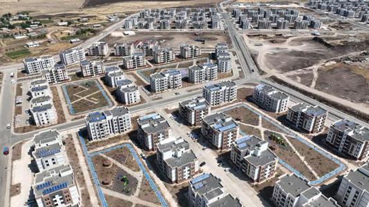 Deprem bölgesindeki konut ve iş yerleri yıl sonuna kadar teslim edilecek