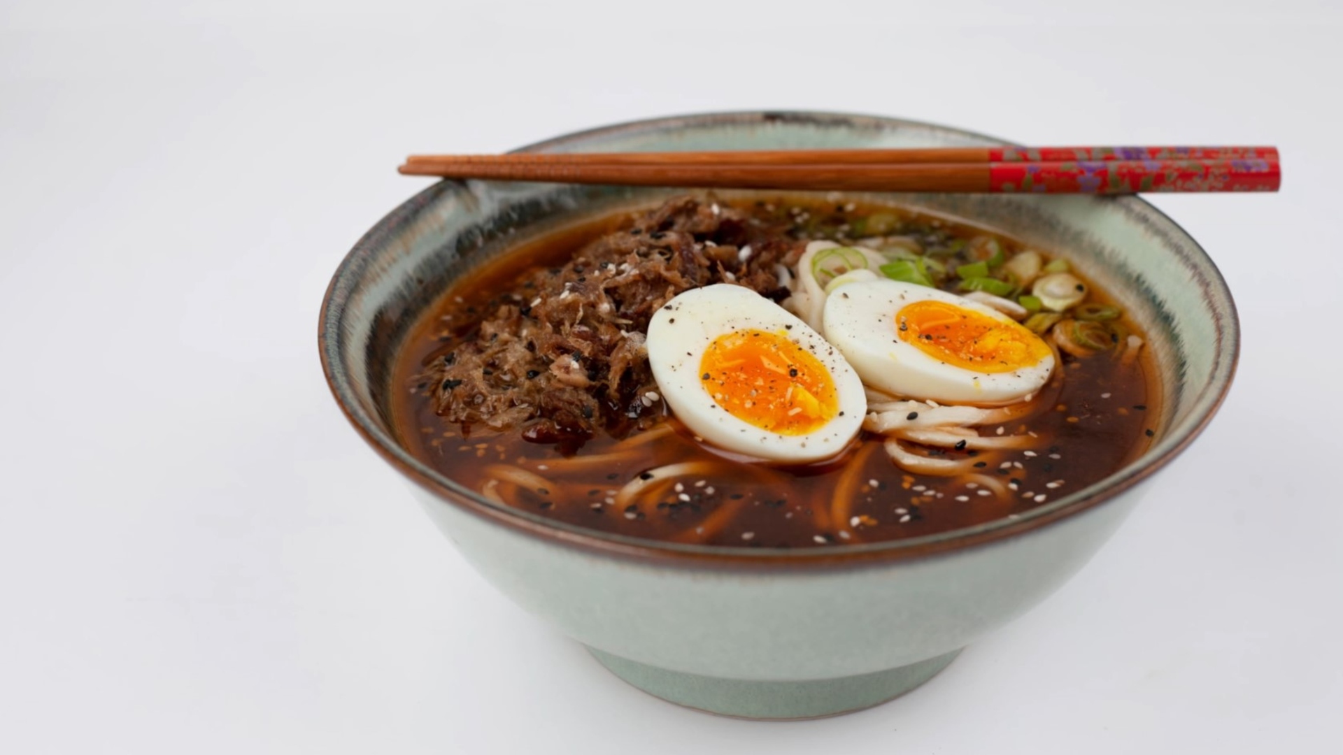 Karamellisierte Schweinefleisch Ramen, eine reiche und geschmackvolle ...